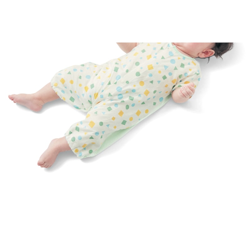 ミント幾何柄／モデル身長66cm・50～60サイズ着用・体重6.8kg