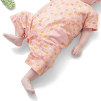 ピンク貝柄／モデル身長60cm・50～60サイズ着用・体重5.2kg
