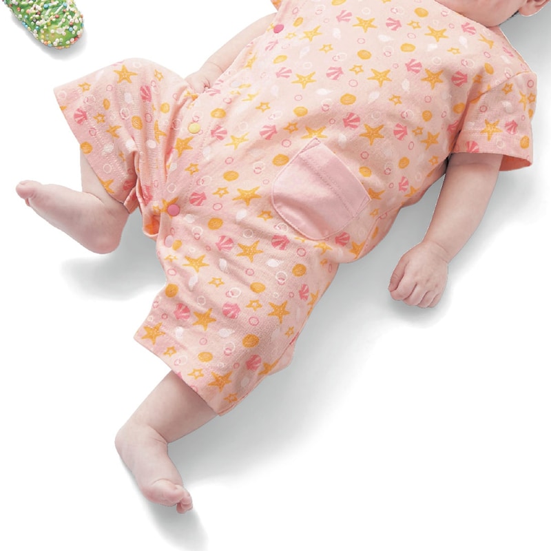 ピンク貝柄／モデル身長60cm・50～60サイズ着用・体重5.2kg