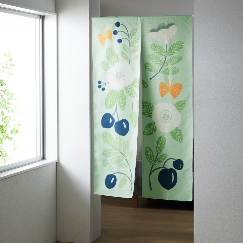 フラワーと木の実（ソフトグリーン）／約85×150cm