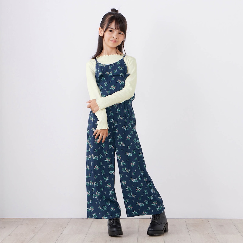 ネイビー花柄／モデル身長131cm・130サイズ着用