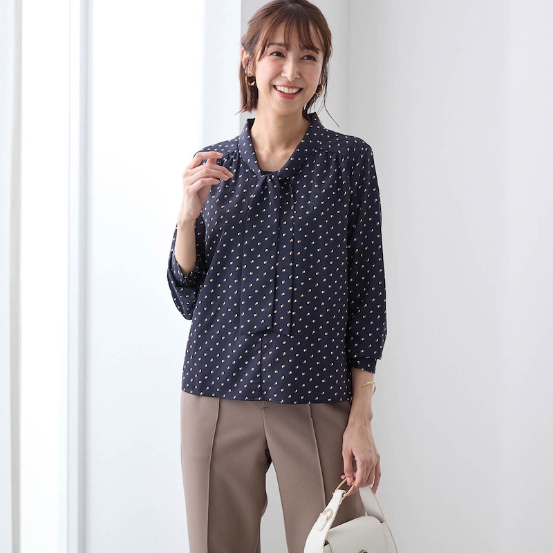 モデル身長169cm／M　ネイビー×キャメル幾何学柄着用