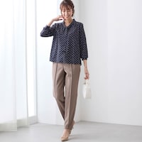 モデル身長169cm／M　ネイビー×キャメル幾何学柄着用
