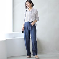 モデル身長168cm／M　オフホワイト×ネイビーストライプ着用