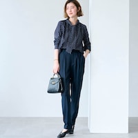 モデル身長166cm／M　ダークネイビー系幾何学柄着用