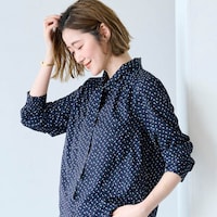 モデル身長166cm／M　ダークネイビー系幾何学柄着用