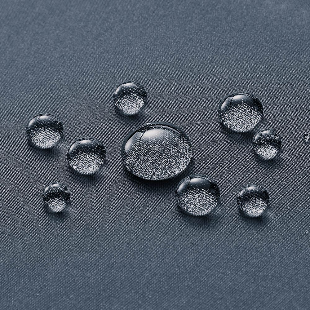 ミッドナイトとペールベージュは撥水素材
