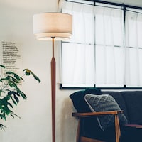 重なる2枚のセードと緩急のついたウッドの支柱が美しいシルエットを作ります