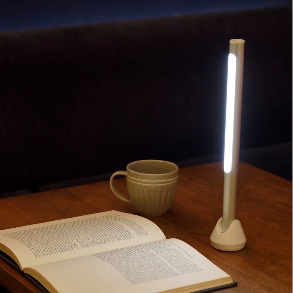 さまざまなシーンで活躍するスティックタイプのLEDライト調色3段階(昼光色、白色、暖色)、点滅、無段階調光が可能台座にライトを装着すると、スタンドタイプのライトになります台座の収納フックを出して引っ掛