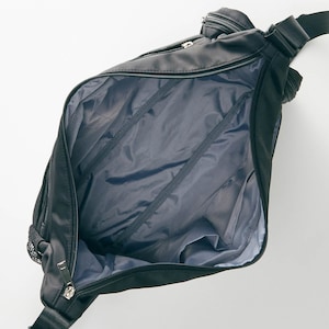 底マチがあり荷物がたっぷり入って中を見せないファスナー開閉も◎