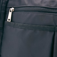 計８個のポケット付きで荷物を整理しやすい