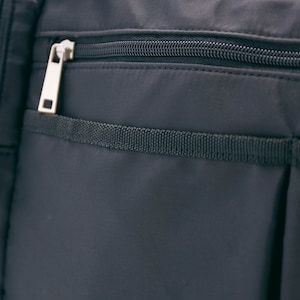 計８個のポケット付きで荷物を整理しやすい