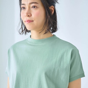 詰まり気味のネックラインがトレンド感をプラス