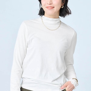 モデル身長168cm／M　オフホワイト着用