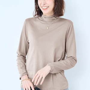 モデル身長169cm／M　グレージュ着用