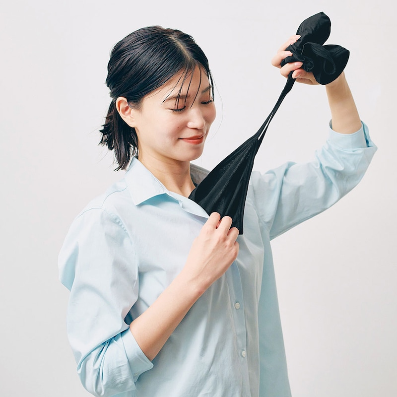 胸元からさっと引き抜くだけで簡単に脱げる