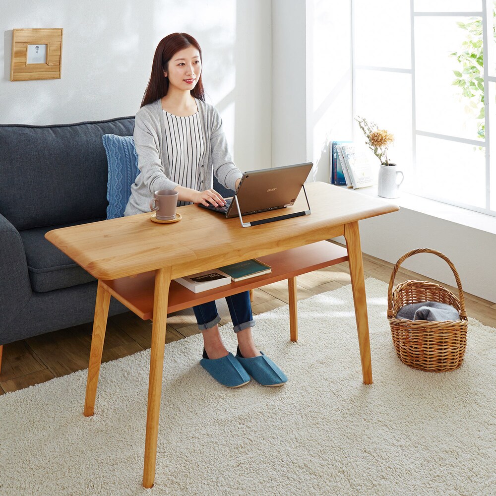 ソファーに合わせやすい高さ設計のリビングテーブル在宅でお仕事をする人やちょっとした作業をソファーに座りながらしたい人に最適です天板は、コンパクトに使いたい時やゆったり使いたい時など、シーンに合わせられ