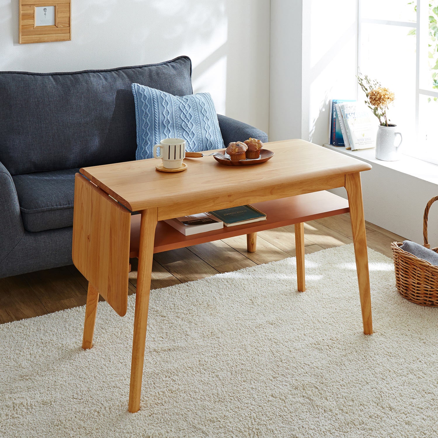丸みがやさしいソファー前にちょうどいい伸長式リビングローテーブル