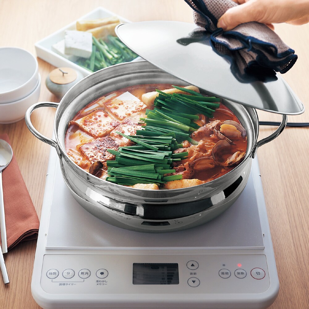 寄せ鍋、すき焼きなどの鍋料理を、手軽でおいしく楽しみたい方におすすめ!熱伝導の良い鉄を、サビに強い18-10ステンレスではさんだ三層構造熱を均一に伝えるので、料理がムラなくおいしく仕上がります色やニオ