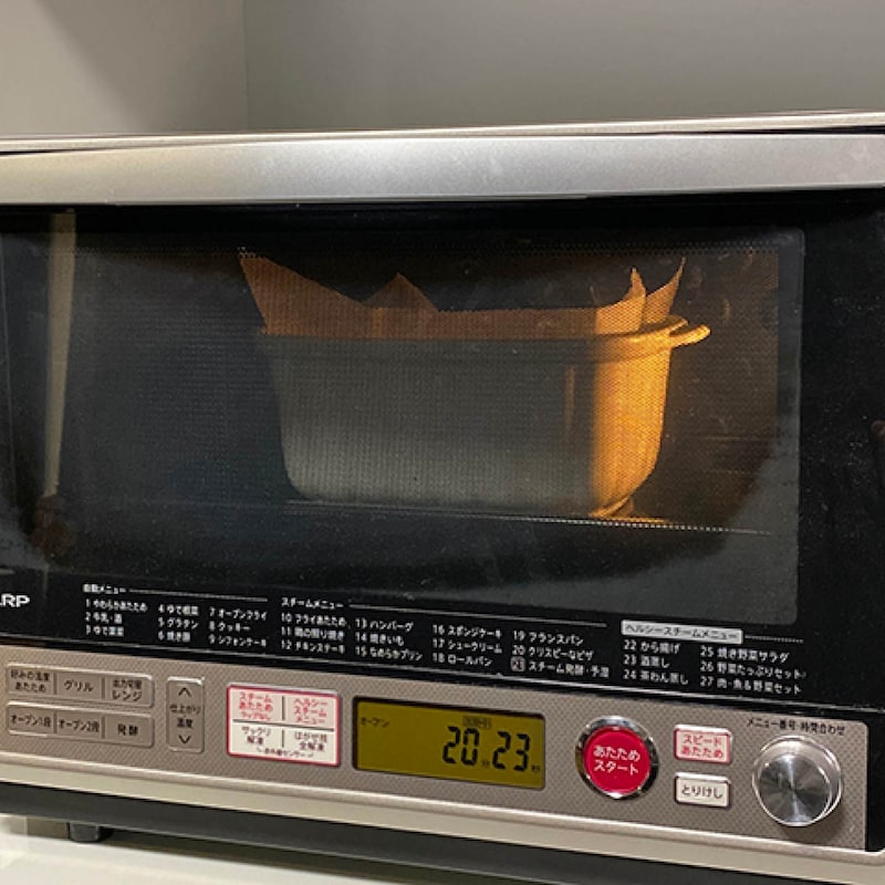 そのままオーブンに入れ、金属の焼き型の焼き時間より、5分～10分多めの時間で焼きます