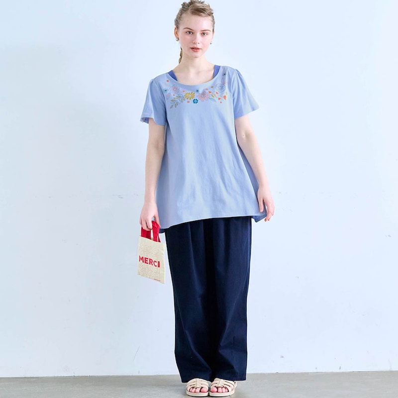 モデル身長167cm/M　刺繍のようなお花畑（ブルー）