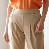 ヒップ、太ももまわりにゆとりを持たせるツータック仕様
