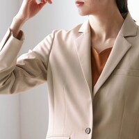 袖口はすっきり折り返せるベンツ仕様