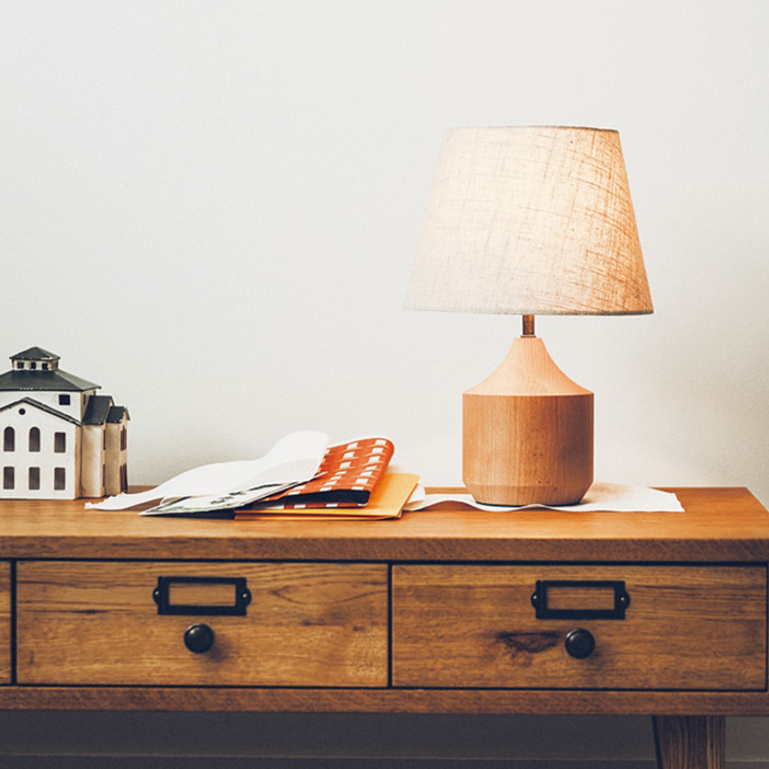 【インターフォルム/INTERFORM】ナチュラルテイストな木製スタンドテーブルライト「トルサ/Tolsa」