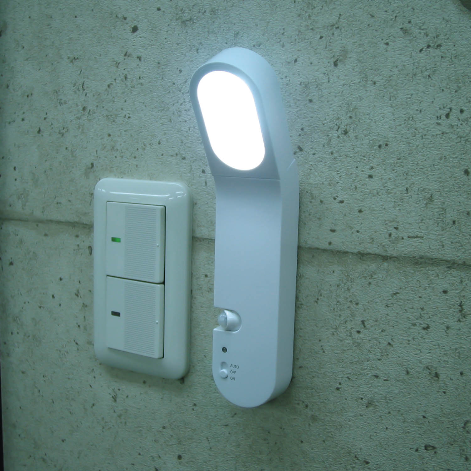 【ベルメゾン】【防災にも】懐中電灯にもなるLED人感センサーライト 【マグネットで取り付け可能】