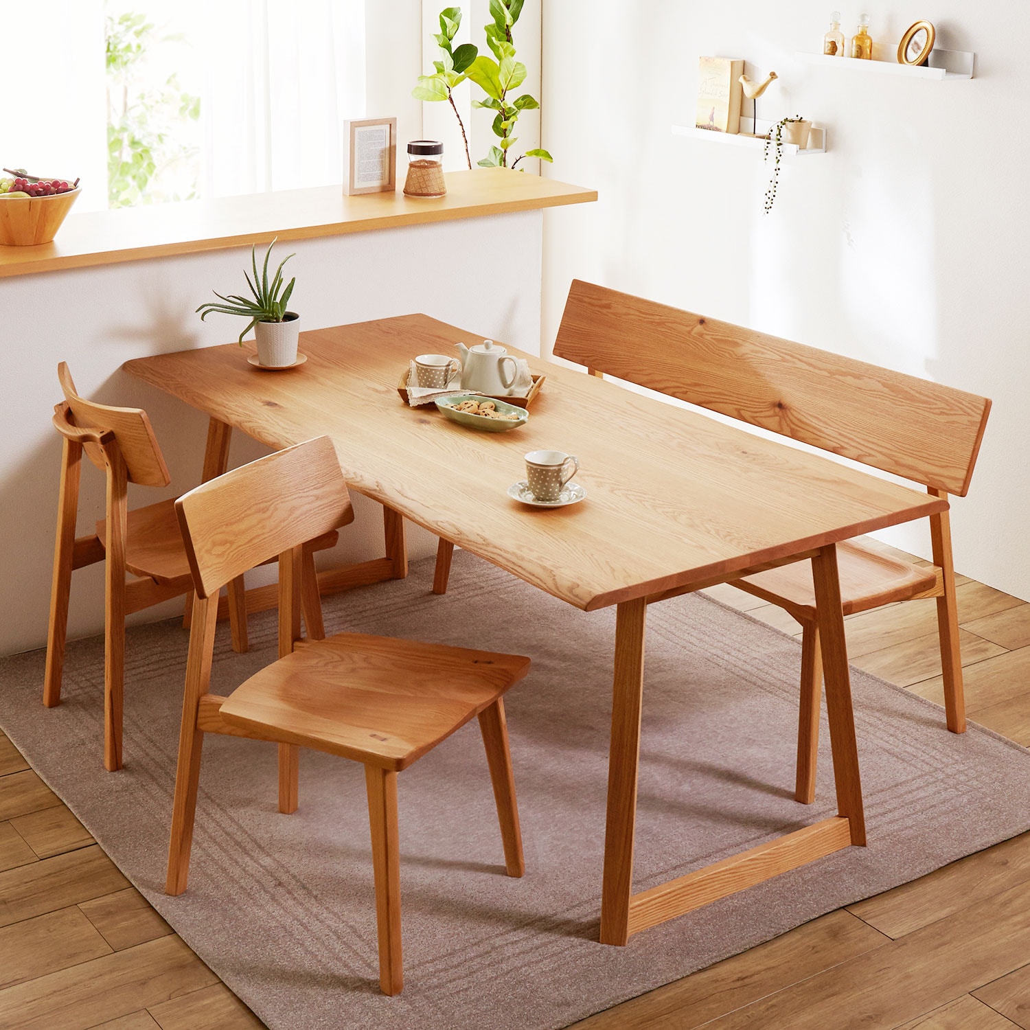 オーク無垢材を贅沢に使用した木感の強いダイニングテーブル