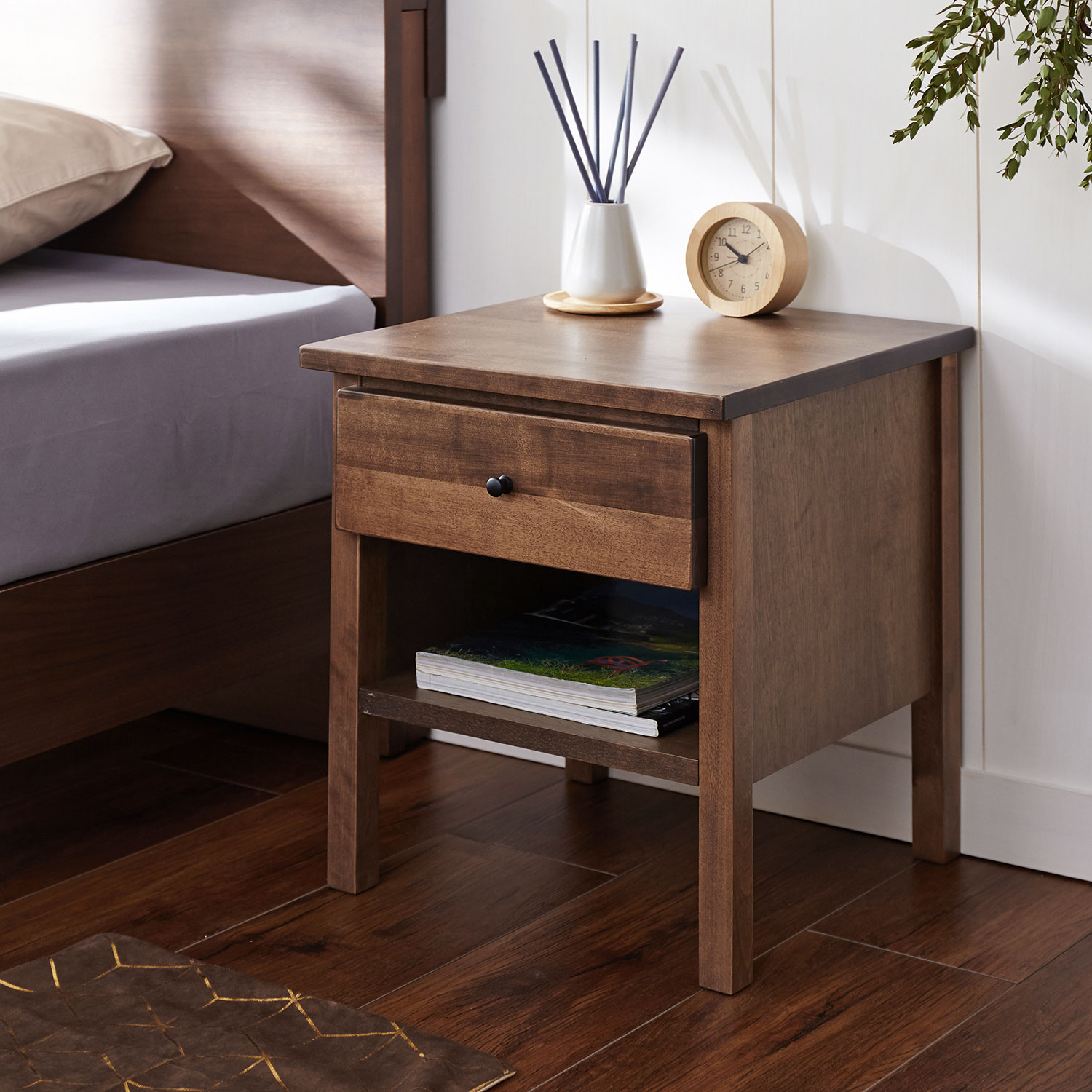 【ベルメゾン】カバ材を使用した懐かしい風合いのサイドテーブル