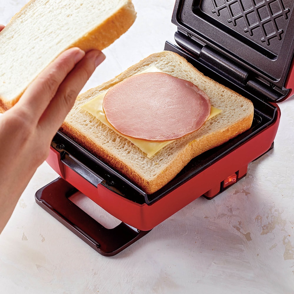 下プレートにパンと具材をのせ、その上にもう１枚パンをのせます。