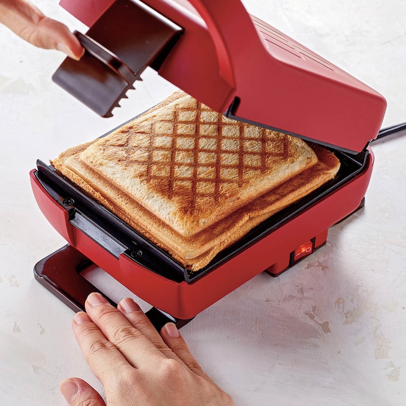 本体の足を押さえながら、カバーを開けると…