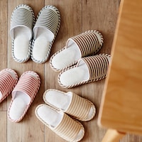レッド・ベージュ：Mサイズ、ブルー・ブラウン：Lサイズの4色セットです。