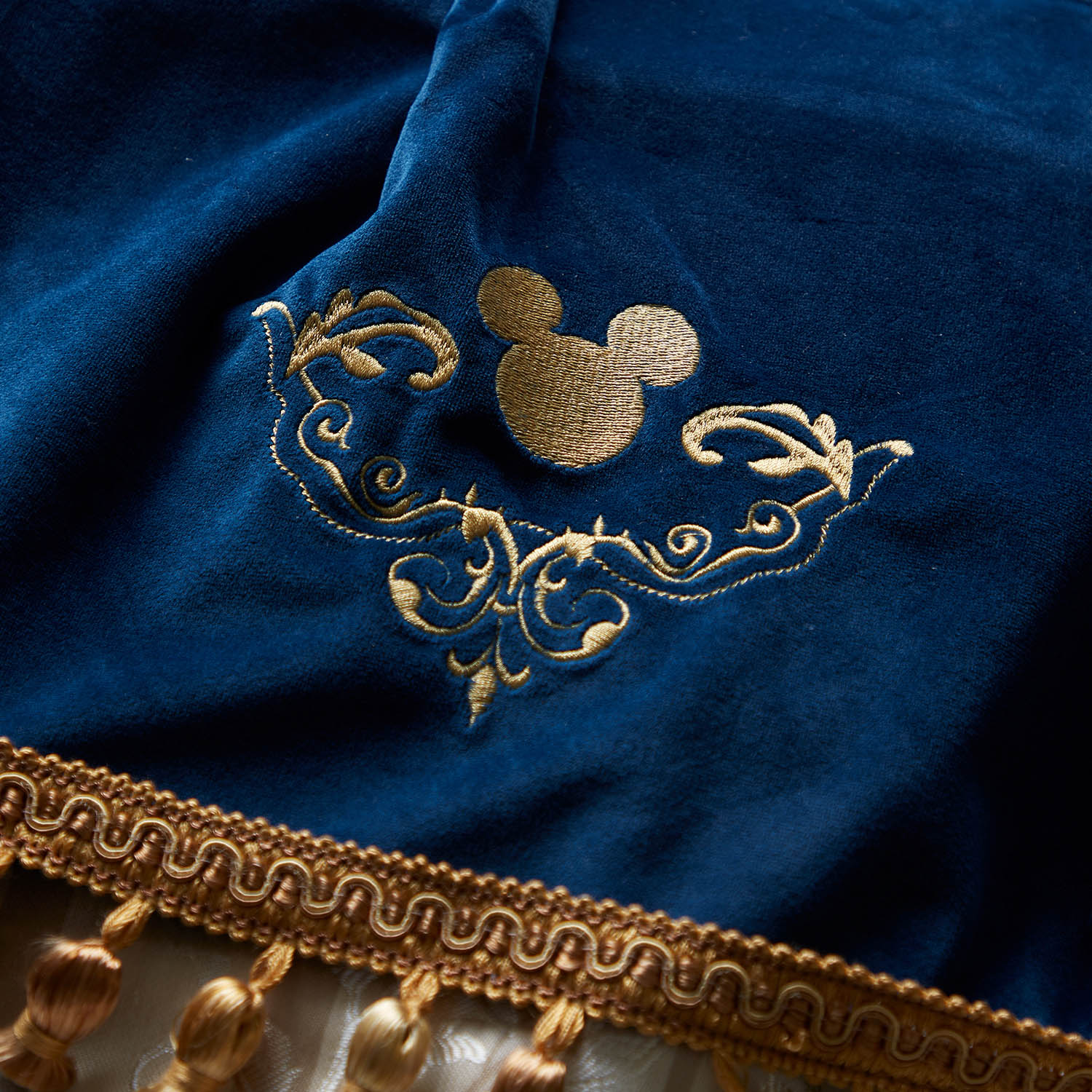 憧れを日常に。上質ジャカードのフリンジ付き遮光・遮熱カーテン「ミッキーモチーフ」 <2枚組>(ディズニー/Disney) 憧れを日常に。上質ジャカードのフリンジ付き遮光・遮熱カーテン「ミッキーモチーフ」 <2枚組>(ディズニー/Disney)