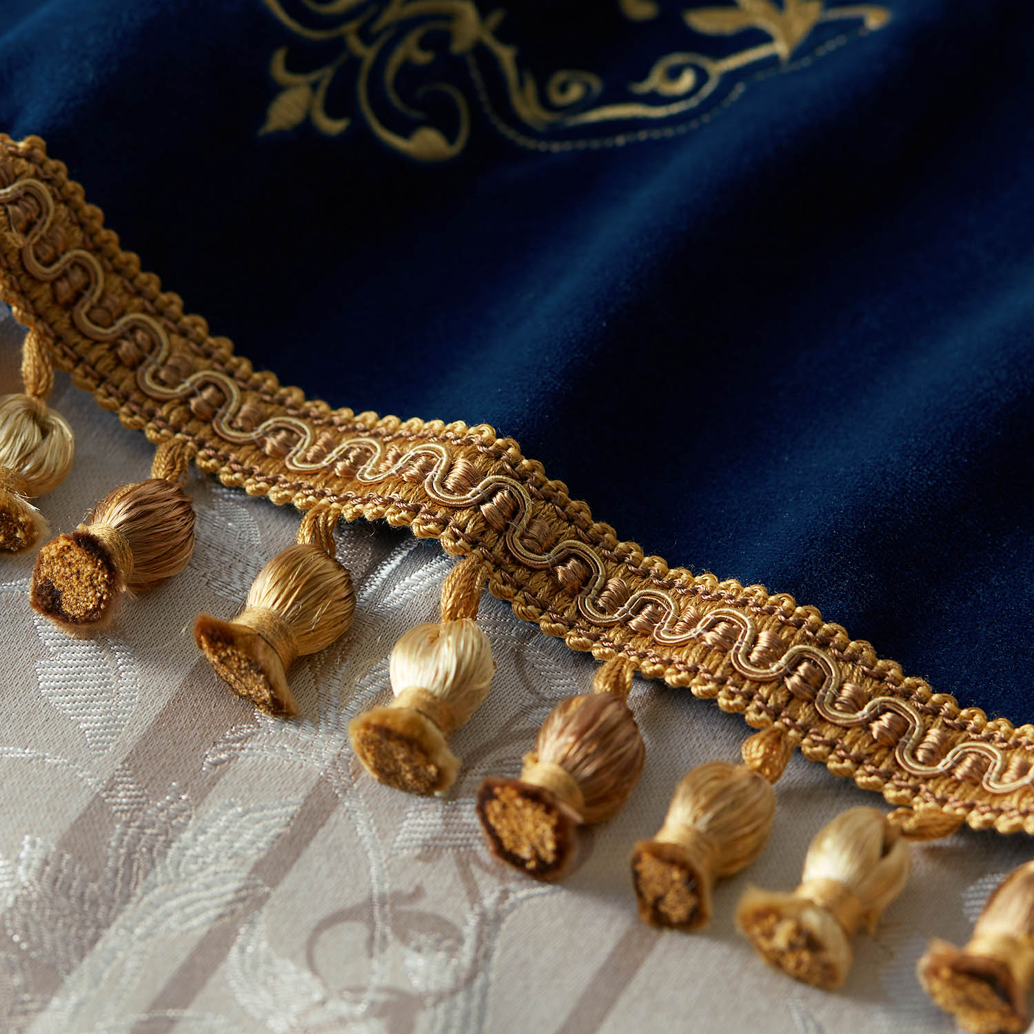 憧れを日常に。上質ジャカードのフリンジ付き遮光・遮熱カーテン「ミッキーモチーフ」 <2枚組>(ディズニー/Disney) 憧れを日常に。上質ジャカードのフリンジ付き遮光・遮熱カーテン「ミッキーモチーフ」 <2枚組>(ディズニー/Disney)