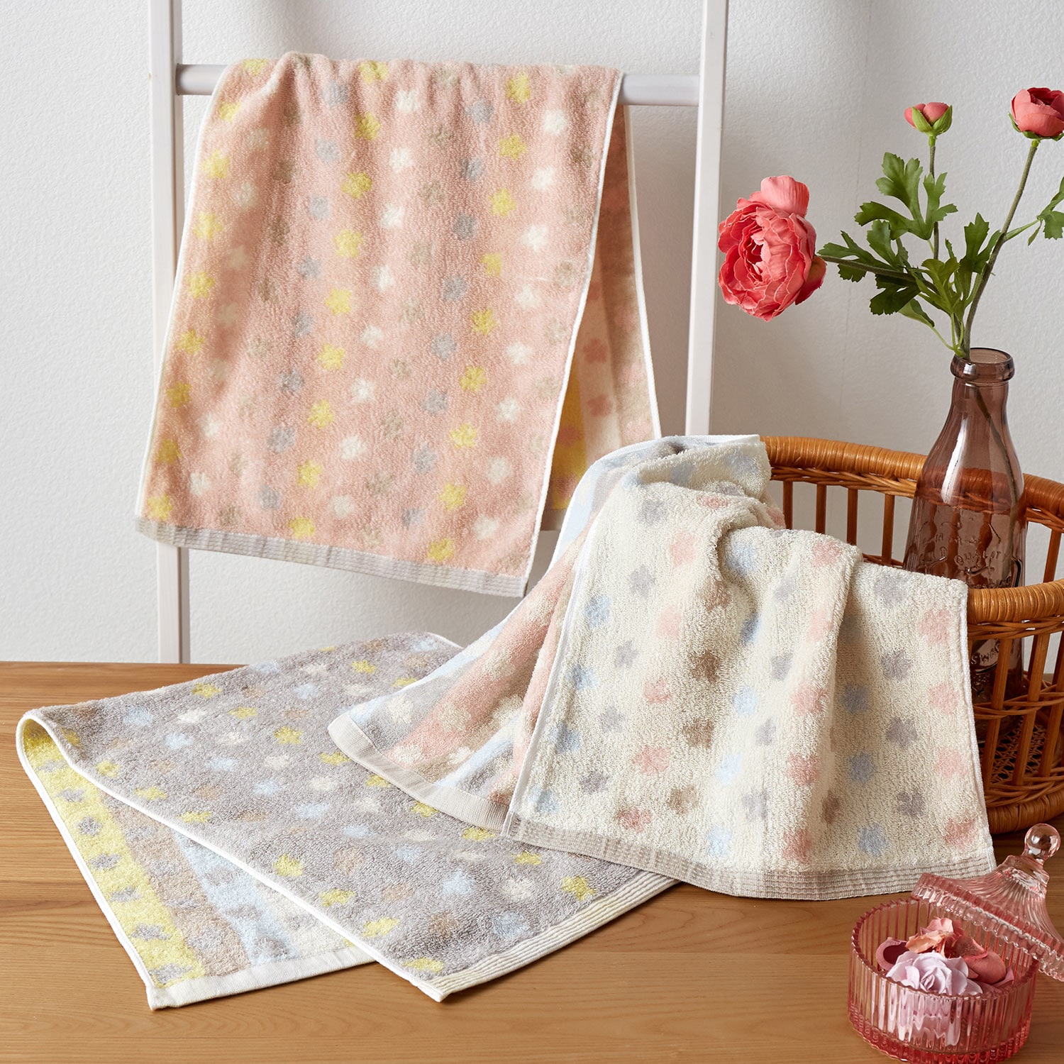 今治産・花柄のジャカードタオル［日本製］「チャント」（バス