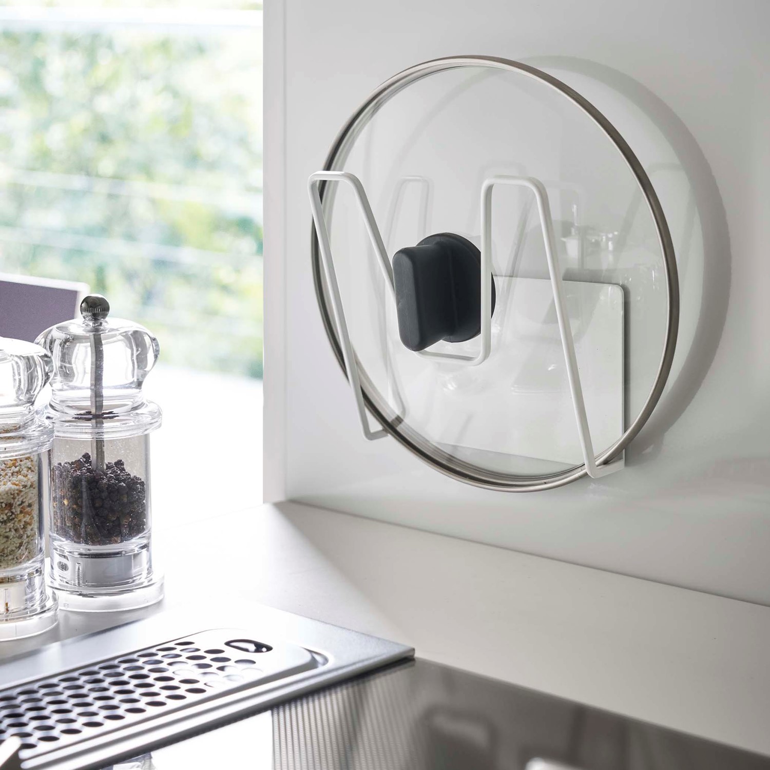 【タワー/tower】マグネットで取り付けられる鍋蓋ホルダー 【タワー/tower】マグネットで取り付けられる鍋蓋ホルダー