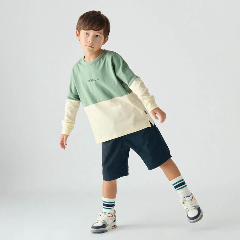 スモーキーグリーン／モデル身長118cm・130サイズ着用