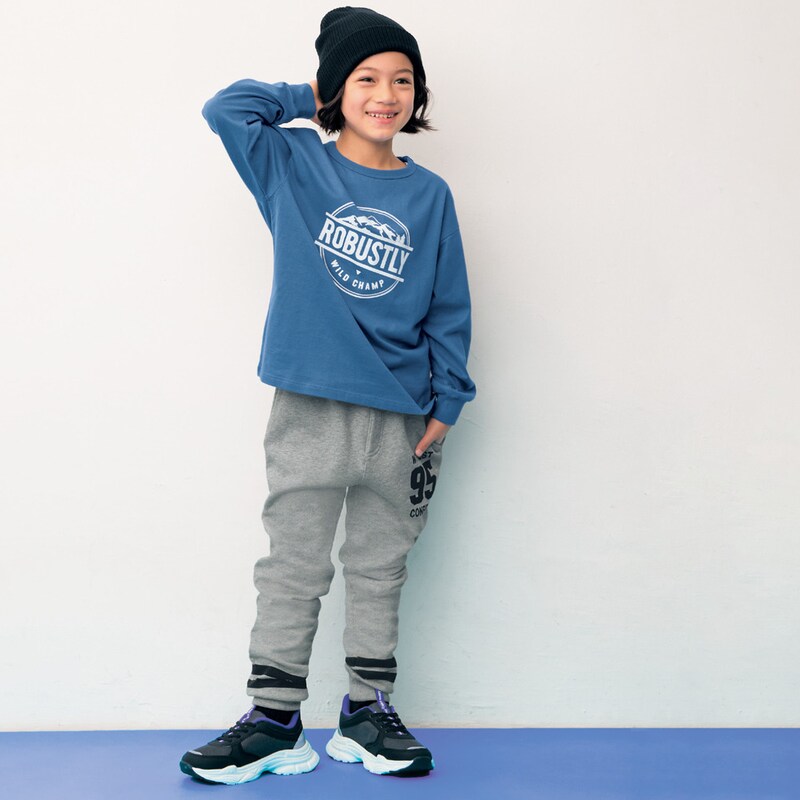 杢グレー（95ロゴ）／モデル身長120.5cm・サイズ130