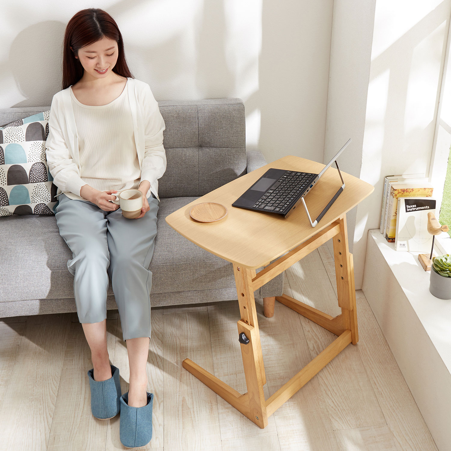 【ベルメゾン】ソファー前にもぴったり!昇降式サイドテーブル 【ベルメゾン】ソファー前にもぴったり!昇降式サイドテーブル