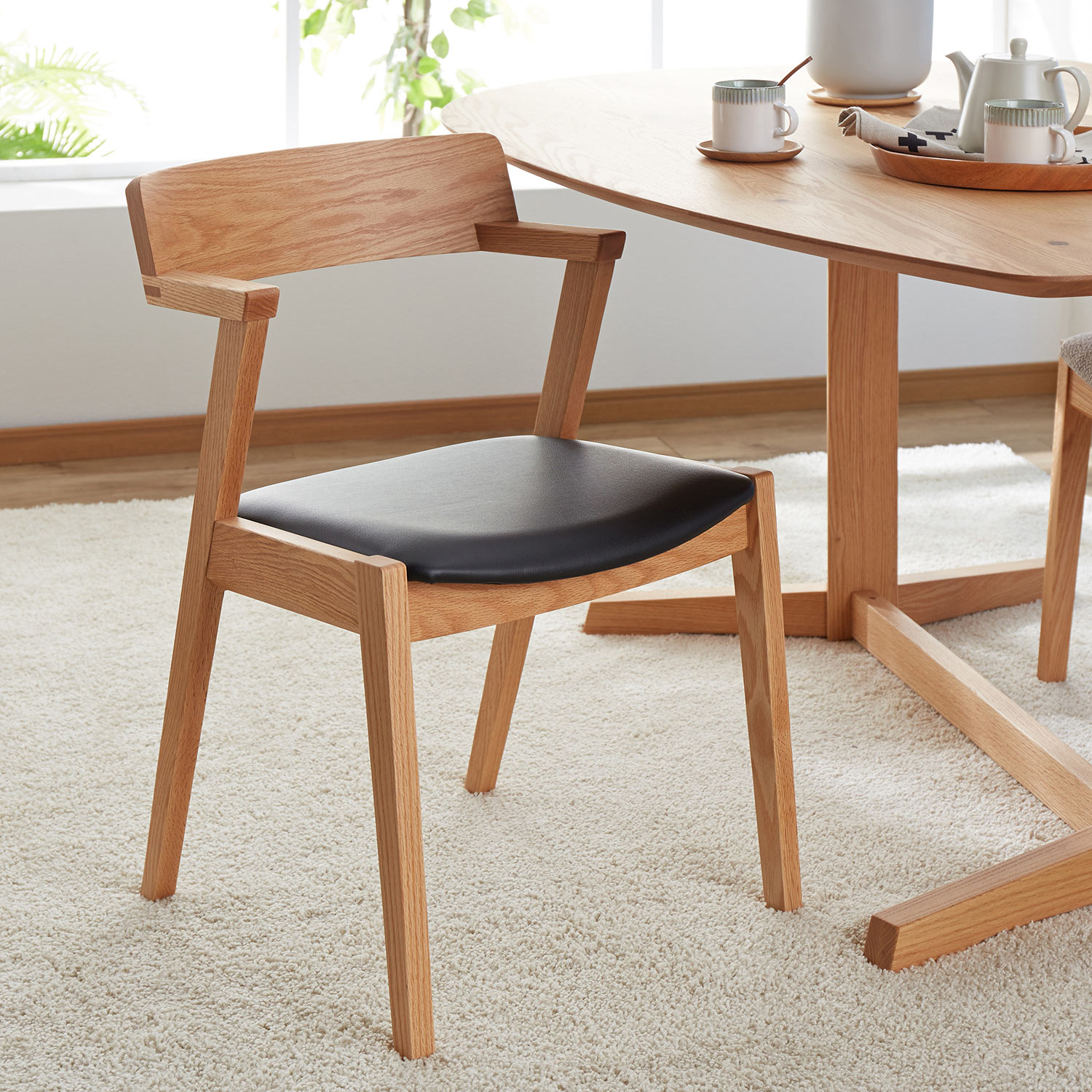 【ベルメゾン】木目が美しいオーク材のハーフアームチェア