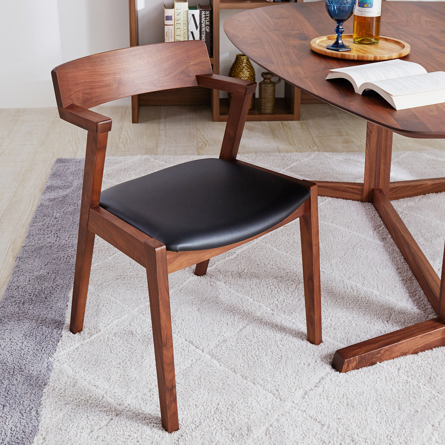 【ベルメゾン】木目が美しいウォルナット材のハーフアームチェア