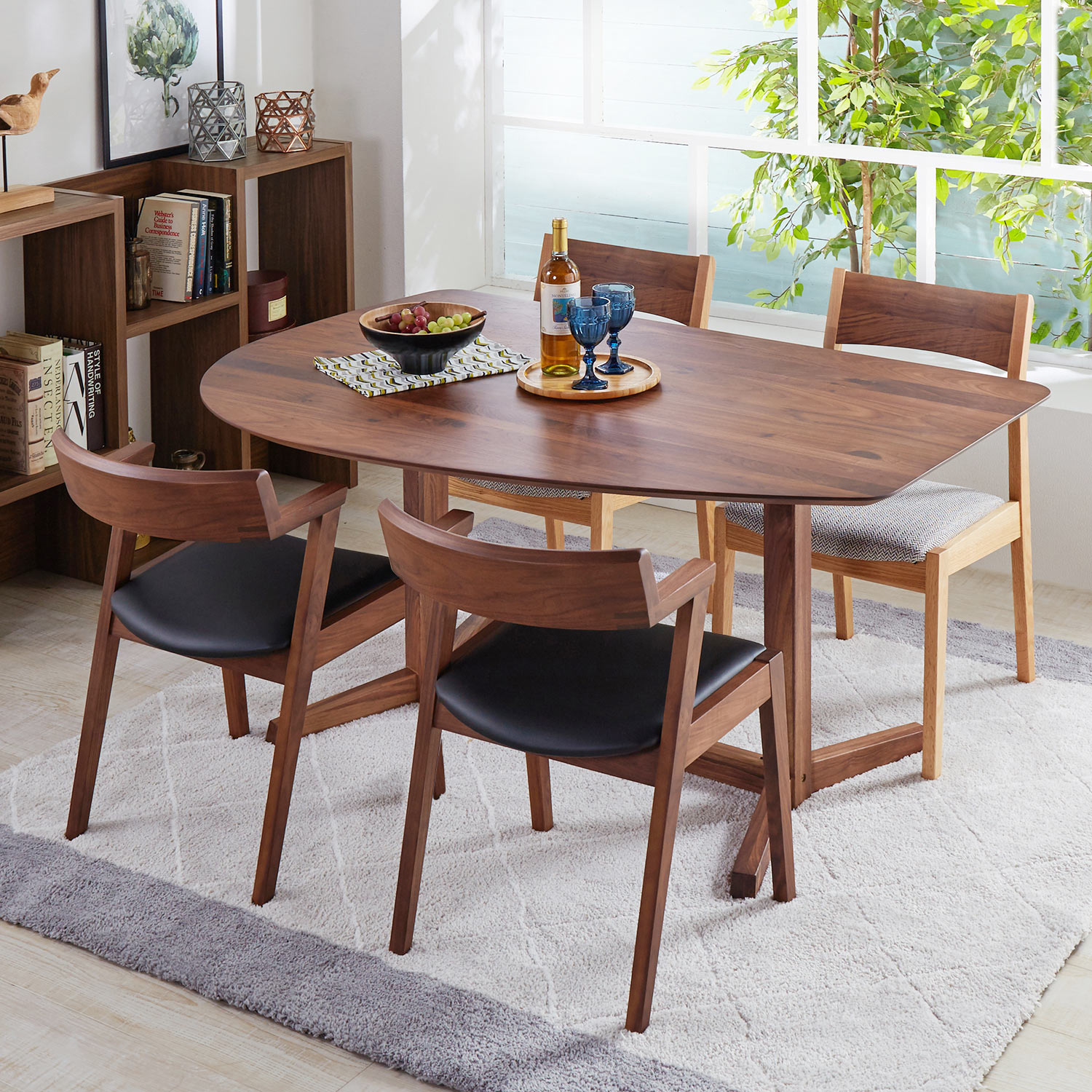 【ベルメゾン】木目が美しいウォルナット材の変形ダイニングテーブル