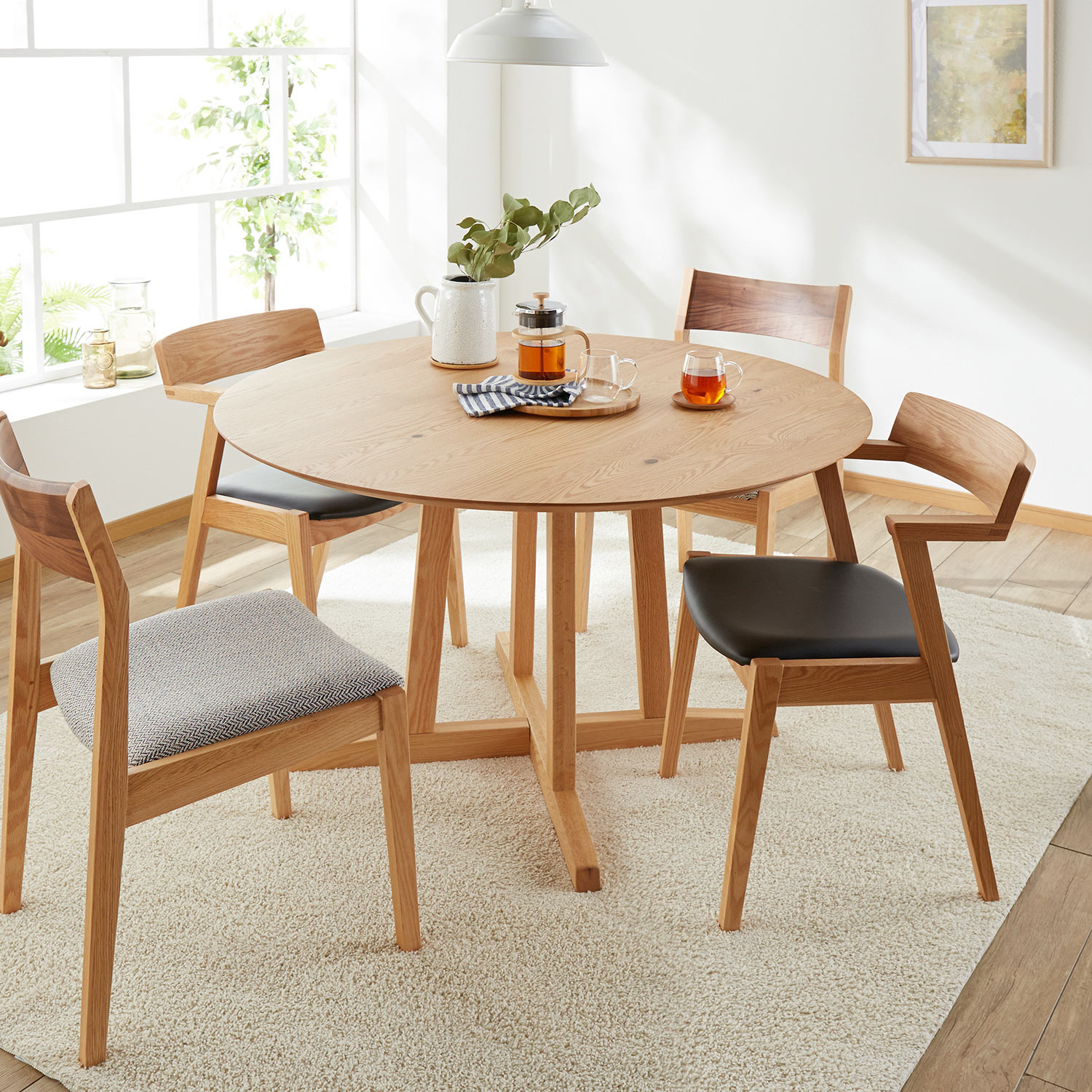 【ベルメゾン】木目が美しいオーク材の円形ダイニングテーブル