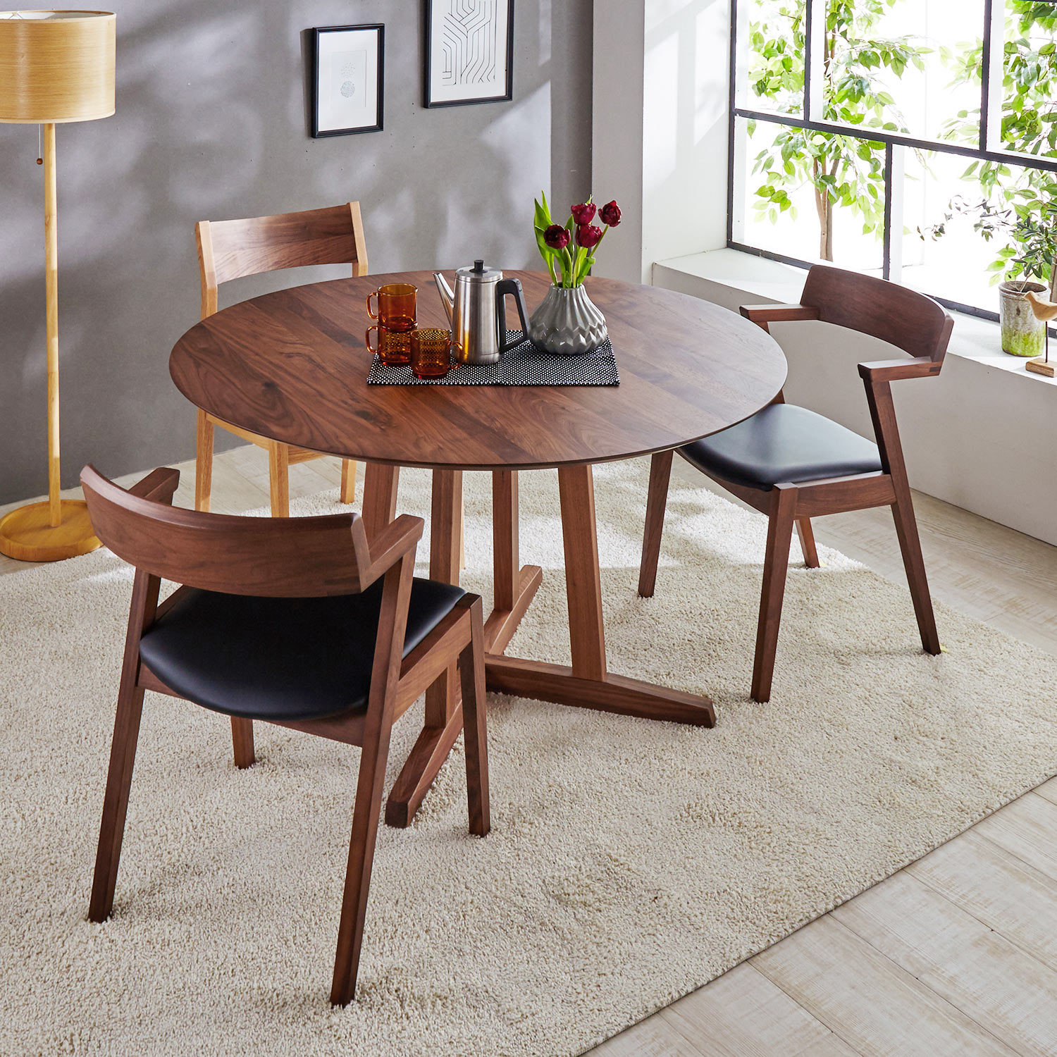 【ベルメゾン】木目が美しいウォルナット材の円形ダイニングテーブル