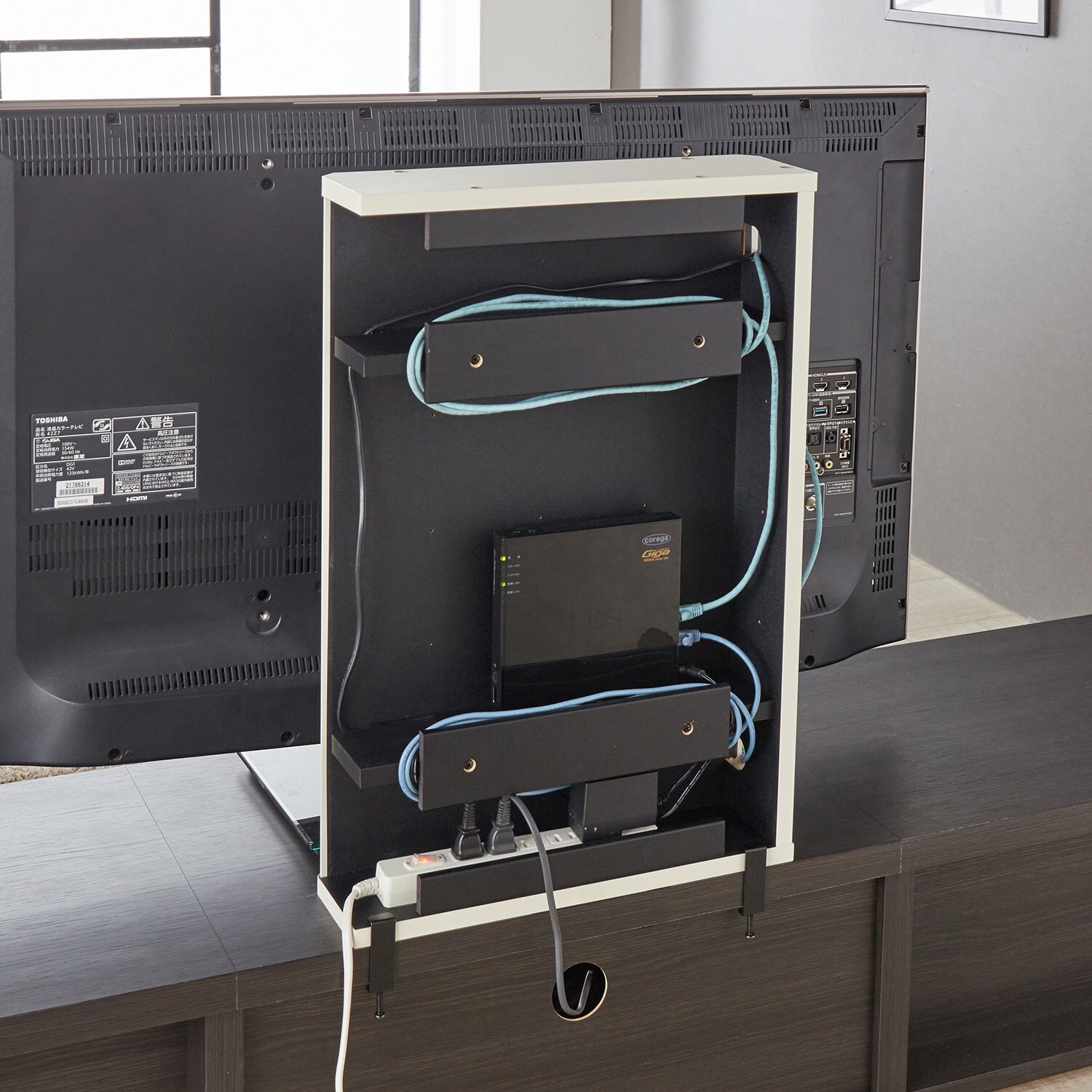 【ベルメゾン】テレビ裏のデッドスペースを有効活用!電源コード・電源タップ収納ボックス