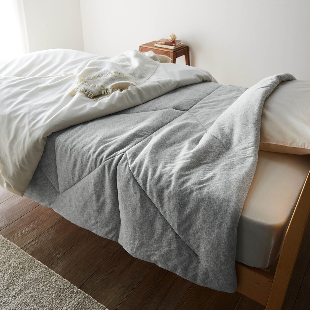 秋口や春先は1枚で、寒い時期は、毛布感覚で掛け布団と合わせて、オールシーズンお使いいただけます