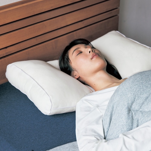 横向き寝のことも考えた低めのロング枕 【柔らかな素材の枕カバー付き】
