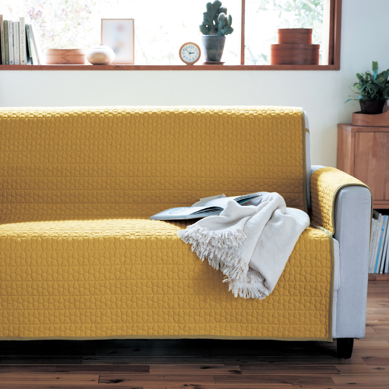 【ベルメゾン】簡単に装着・汚れが落ちやすい綿素材の撥水肘掛け付きイブル・ソファーカバー